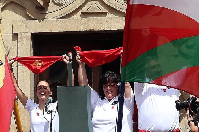 Paula Remírez y María Calado, de la DYA, levantando los pañuelos instantes antes del lanzamiento del Chupinazo de 2017.