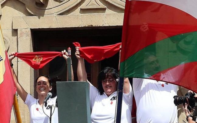 Paula Remírez y María Calado, de la DYA, levantando los pañuelos instantes antes del lanzamiento del Chupinazo de 2017.