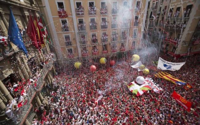 Ambiente en la plaza durante el Chupinazo de 2017.