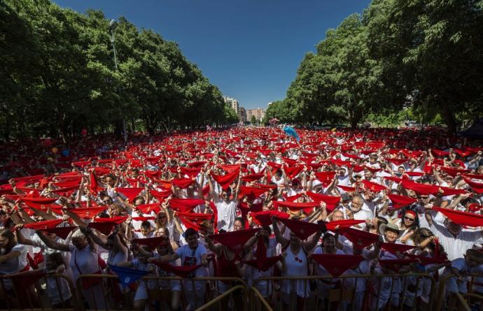 Pañuelos en alto en Antoniutti durante el lanzamiento del Chupinazo de 2019.