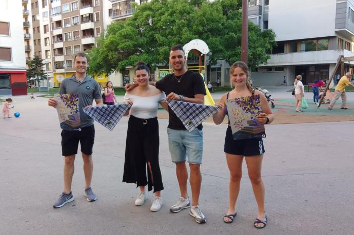 Unai Laso, Aida Torado, Unai García y June Aldaregia, con los pañuelicos de fiestas, en Iturrama.