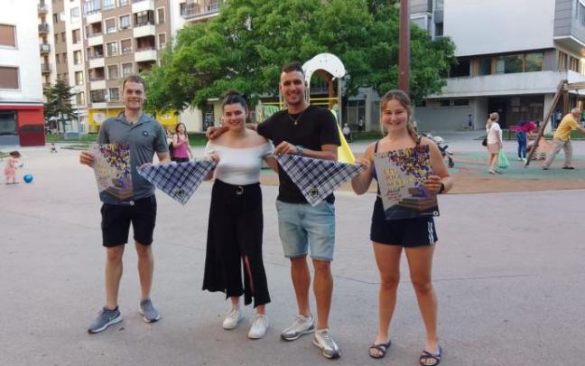 Unai Laso, Aida Torado, Unai García y June Aldaregia, con los pañuelicos de fiestas, en Iturrama. Unai Laso, Aida Torado, Unai García y June Aldaregia, con los pañuelicos de fiestas, en Iturrama.