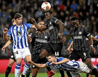 Zubeldia sale mal parado, en una acción a balón parado en la que también se encuentra Le Normand. Foto: Efe
