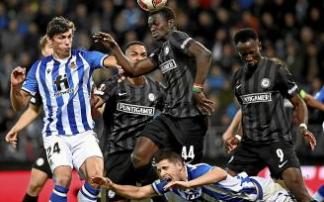 Zubeldia sale mal parado, en una acción a balón parado en la que también se encuentra Le Normand. Foto: Efe
