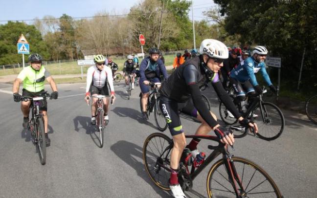 Un grupo de ciclistas, en la última prueba cicloturista popular Bilbao-Bilbao. Un grupo de ciclistas, en la última prueba cicloturista popular Bilbao-Bilbao.