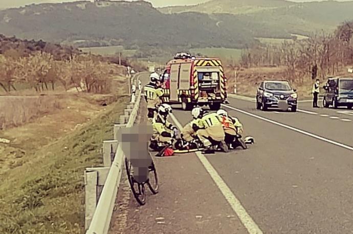 Los servicios de emergencia atienden al ciclista herido