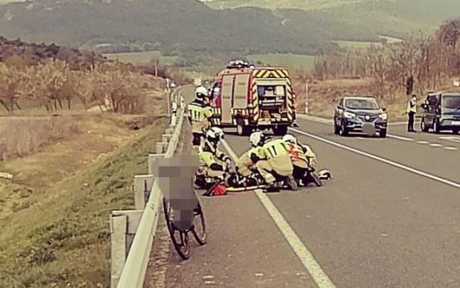 Los servicios de emergencia atienden al ciclista herido