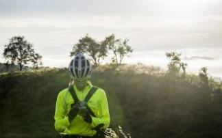 Senderismo, montañismo, bicicleta en todas sus modalidades son actividades que comportan cierto riesgo de accidentes o imprevistos que nos obliguen a usar el móvil con urgencia.