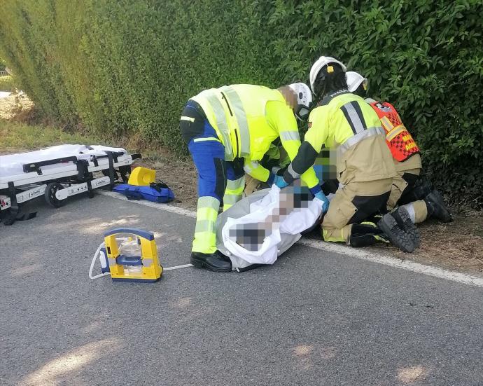 Los servicios de emergencias atienden al ciclista