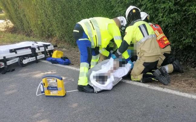 Los servicios de emergencias atienden al ciclista