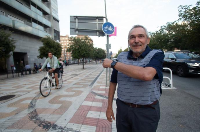 Fermín Requetibate muestra la cicatriz del codo izquierdo en el lugar del accidente.