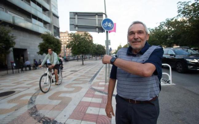 Fermín Requetibate muestra la cicatriz del codo izquierdo en el lugar del accidente. Fermín Requetibate muestra la cicatriz del codo izquierdo en el lugar del accidente.