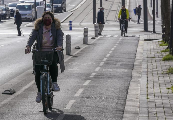 Ciclistas circulan por un bidegorri en Vitoria.