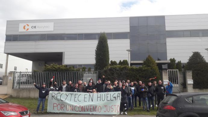 Trabajadores de CIE Recytec en su primer día de huelga