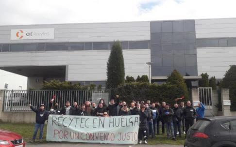 Trabajadores de CIE Recytec, este lunes por la mañana
