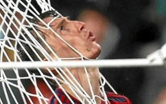 Ante Budimir mira al cielo, enredado en la redes de la portería, en el partido ante el Cádiz en El Sadar.