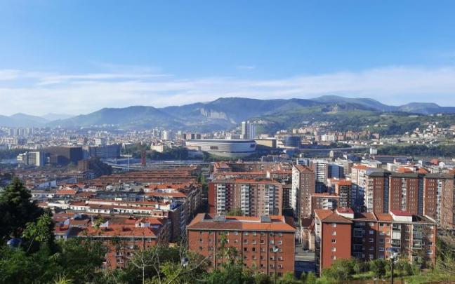 Cielo poco nuboso en Bilbao.