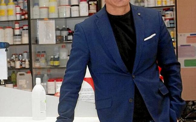 Gorka Orive, doctor en Farmacia, investigador y emprendedor, en un laboratorio de la Facultad gasteiztarra de la UPV. Foto: Josu Chavarri