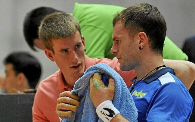 Jon Mariezkurrena asesora a su amigo Unai Laso. Foto: Oskar González