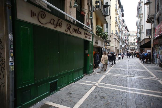 El Café Roch, con la persiana bajada debido al cierre de interiores en la hostelería.