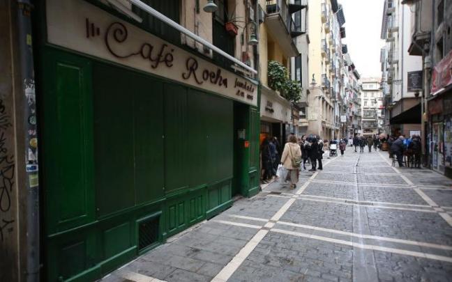 El Café Roch, con la persiana bajada debido al cierre de interiores en la hostelería.