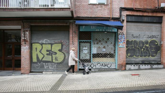 Comercios cerrados en la calle Ametzagaña, en el barrio de Egia