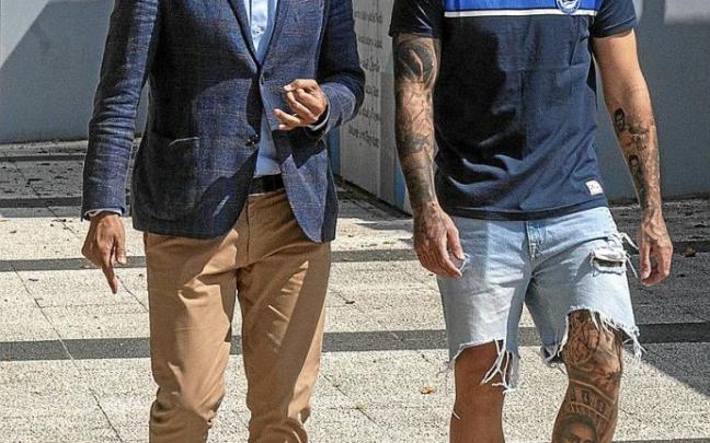 Sergio Fernández junto a Miguel de la Fuente, último fichaje estival del Alavés. Foto: Alex Larretxi