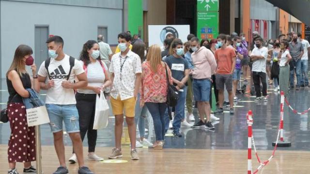 Varias personas esperan para ser vacunados en el BEC de Barakaldo, uno de los vacunódromos de Bizkaia
