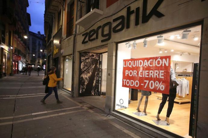 Uno de los últimos cierres anunciados en la calle Zapatería de Pamplona en enero.