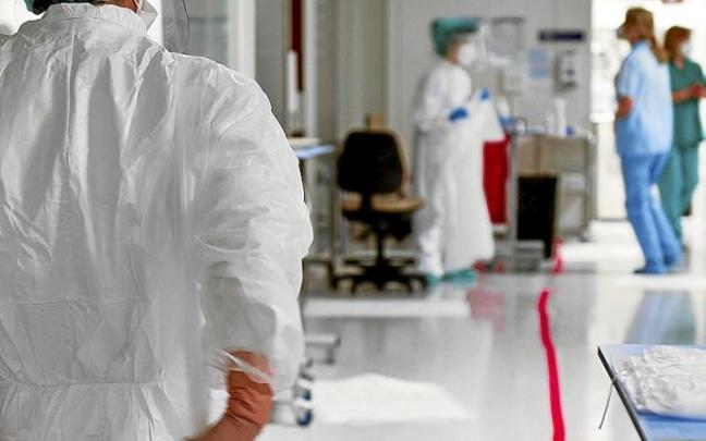 Una sanitaria protegida con el EPI en plena sexta ola de coronavirus en Euskadi . Foto: Efe