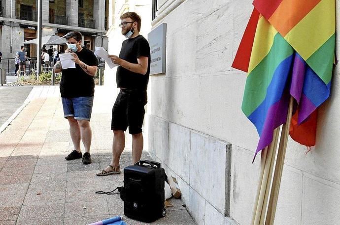 Durante la concentración celebrada en recuerdo de Francis se leyó un manifiesto. Foto: Pilar Barco