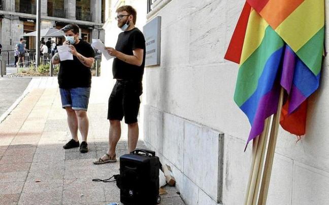Durante la concentración celebrada en recuerdo de Francis se leyó un manifiesto. Foto: Pilar Barco
