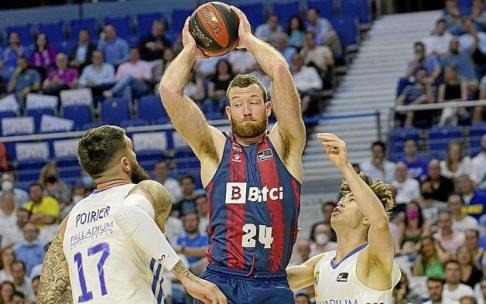 Costello coge un rebote ante el acoso del exbaskonista Poirier y Núñez. Foto: Área 11