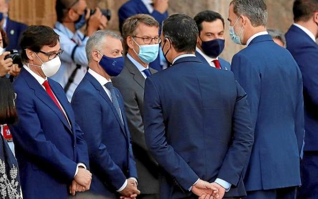 Iñigo Urkullu, frente a Pedro Sánchez y el rey Felipe VI, en la Conferencia de julio de 2020. Foto: Efe Iñigo Urkullu, frente a Pedro Sánchez y el rey Felipe VI, en la Conferencia de julio de 2020. Foto: Efe