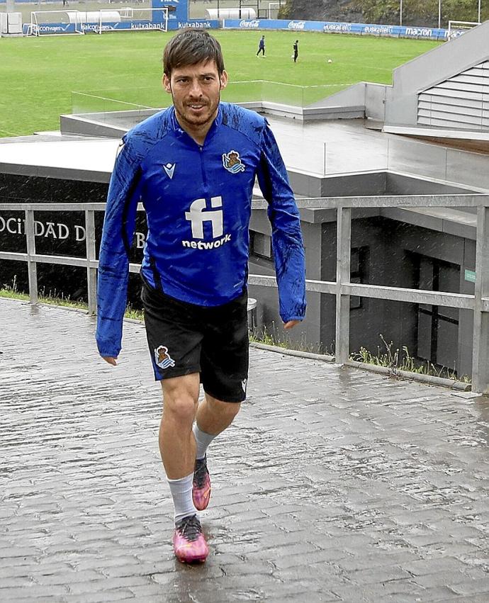 David Silva sube la cuesta del z2 para entrenar con sus compañeros.