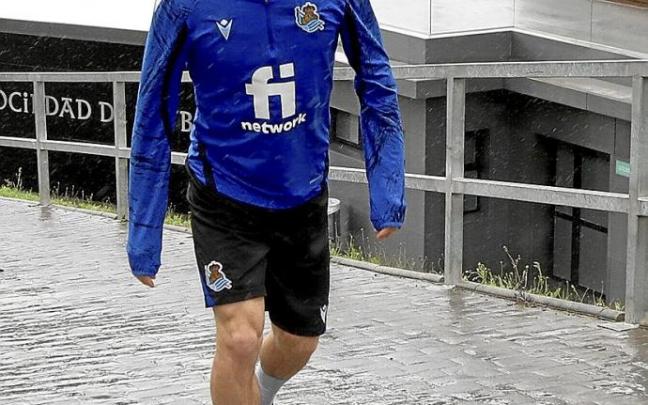 David Silva sube la cuesta del z2 para entrenar con sus compañeros.