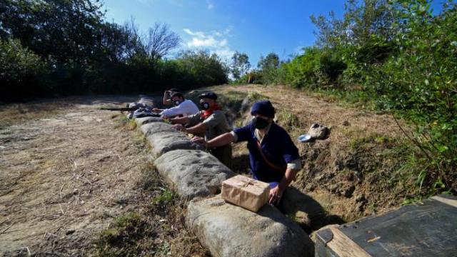 Recreación histórica durante una visita guiada a las fortificaciones defensivas ubicadas entre Sopela y Berango.