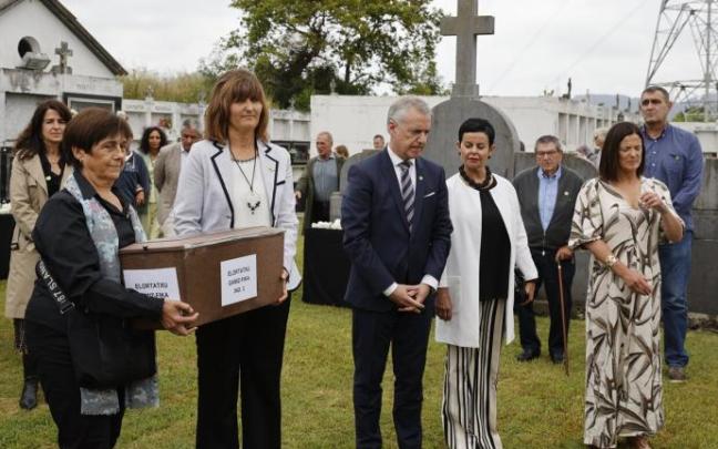 En el acto también se han enterrado los restos de un excombatiente inhumado que no ha sido identificado. En el acto también se han enterrado los restos de un excombatiente inhumado que no ha sido identificado.