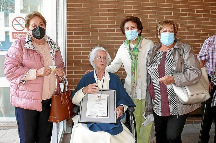 Vicenta Chivite, en el centro, recibe los regalos de la Asociación de Mujeres. Foto: E. Sarasa