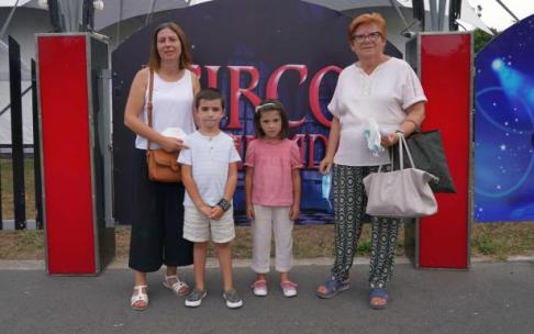 Virginia Pérez Peña, Iker Santomás Pérez, Uxue Santomás Pérez y la matriarca de la familia, Lucía Peña.