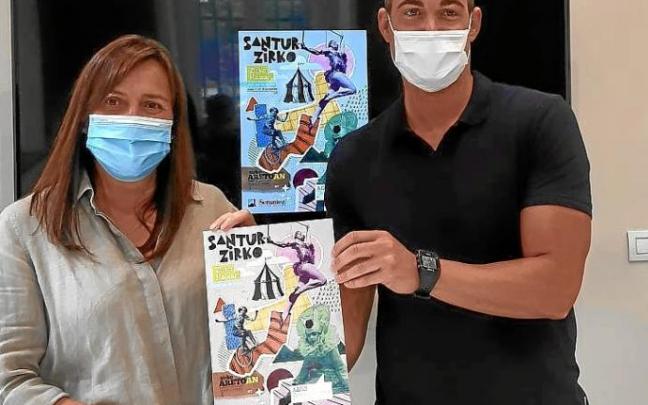 Urkijo y Ortolatxipi posan con el cartel de Santurzirko. Foto: S. U. Urkijo y Ortolatxipi posan con el cartel de Santurzirko. Foto: S. U.