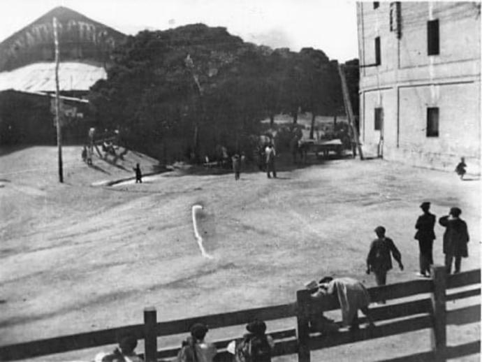 1909. A la izquierda la entrada al Teatro Circo Labarta, a la derecha la plaza de toros vieja.