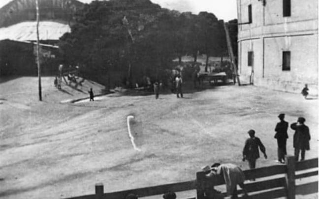 1909. A la izquierda la entrada al Teatro Circo Labarta, a la derecha la plaza de toros vieja. 1909. A la izquierda la entrada al Teatro Circo Labarta, a la derecha la plaza de toros vieja.