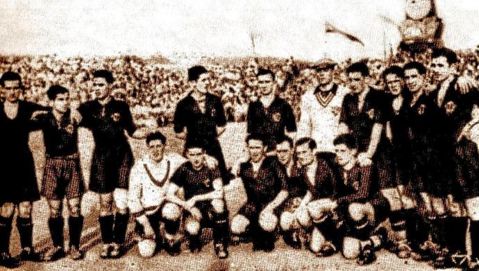 14 de junio de 1930. Checoslovaquia-España (2-0). De pie (izda. a dcha.): Roberto, Padrón, Olivares, Muguerza, 'Pichi' Garizurieta, Ricardo Zamora, Ciriaco, Gorostiza, Lazcano y Quincoces. Agachados (izda. a dcha.): Blasco, Guzmán, Urquizu, Luis Regueiro,