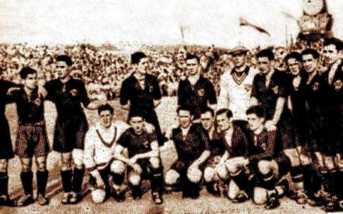 14 de junio de 1930. Checoslovaquia-España (2-0). De pie (izda. a dcha.): Roberto, Padrón, Olivares, Muguerza, 'Pichi' Garizurieta, Ricardo Zamora, Ciriaco, Gorostiza, Lazcano y Quincoces. Agachados (izda. a dcha.): Blasco, Guzmán, Urquizu, Luis Regueiro,