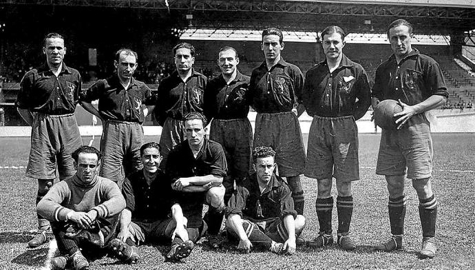 Italia 7-1 España. Estadio Olímpico de Ámsterdam. De pie (izda. a dcha.): Paco Bienzobas, 'Robus', Trino, Zaldúa, 'Cholín', Quincoces y Yermo. Agachados (izda. a dcha.): Jauregui, Amadeo, Marculeta y Gamborena.