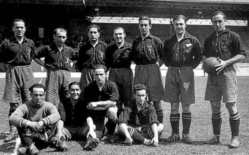 Italia 7-1 España. Estadio Olímpico de Ámsterdam. De pie (izda. a dcha.): Paco Bienzobas, 'Robus', Trino, Zaldúa, 'Cholín', Quincoces y Yermo. Agachados (izda. a dcha.): Jauregui, Amadeo, Marculeta y Gamborena. Italia 7-1 España. Estadio Olímpico de Ámsterdam. De pie (izda. a dcha.): Paco Bienzobas, 'Robus', Trino, Zaldúa, 'Cholín', Quincoces y Yermo. Agachados (izda. a dcha.): Jauregui, Amadeo, Marculeta y Gamborena.