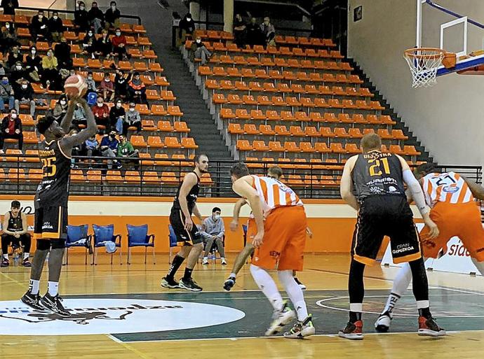 Cissoko se dispone a lanzar un tiro libre durante un partido de esta temporada en el Iraurgi de LEB Oro.