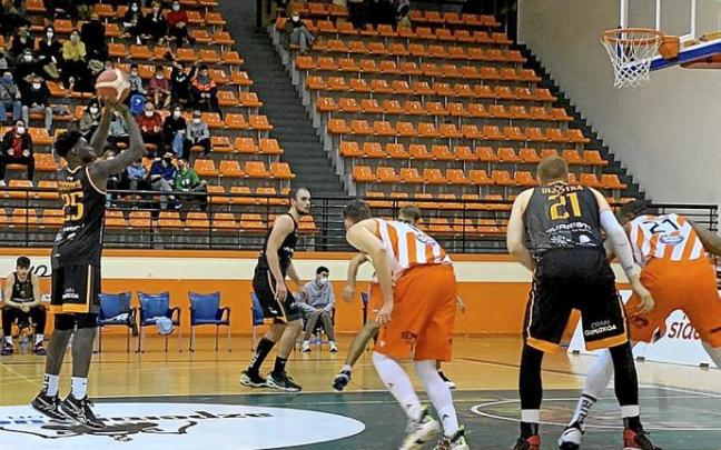 Cissoko se dispone a lanzar un tiro libre durante un partido de esta temporada en el Iraurgi de LEB Oro.