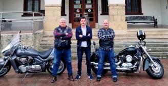 El alcalde de Loiu, Josu Andoni Begoña, junto a los responsables de Txori Bikers.